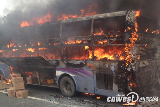 今天(8月29日)下午,一辆大巴车在福银高速咸阳段发生火灾。(网友“郭大鬍子”摄)