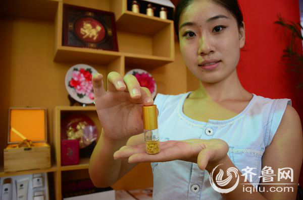 菏泽尧舜牡丹生物科技有限公司的员工展示金黄色的“尧舜国花蕊”。