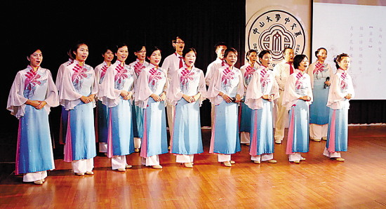 中山大学岭南京剧社演出的《锁麟囊,指导老师秦彧饰演薛湘灵红线女