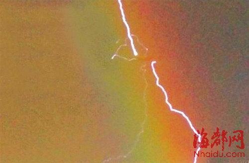 闪电顺虹而下击中波音飞机|飞机|机上