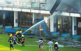 8月31日，消防人员正在现场灭火。