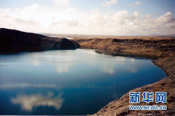 资料照片:地下核试验后形成的人工湖,当地人称之为“核湖泊”。