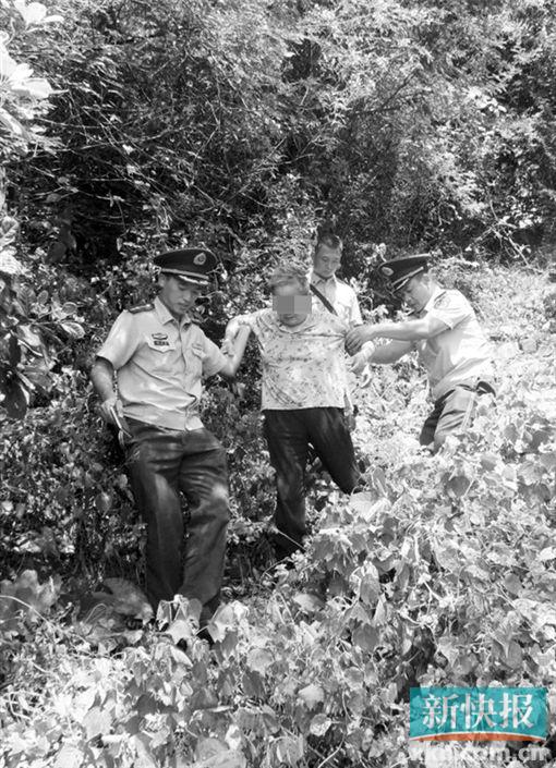 ■边防官兵搀扶着老人走在山路上。通讯员供图