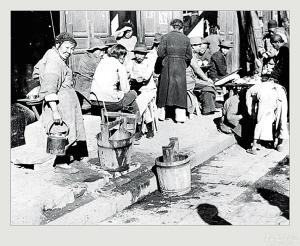 民国时期呈贡人群较集中的老街道上,人们在茶铺里悠闲地喝茶聊天。(经过翻拍获取)