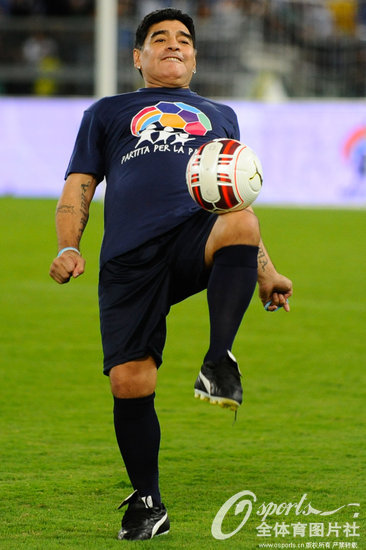 组图:马拉多纳参加慈善足球赛 巴乔、舍瓦众星