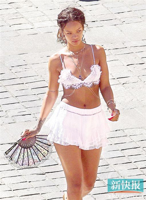 我平时出门都穿这样,你们觉得跟“艳照”有差吗?    ▲地中海当地时间9月1日,蕾哈娜与一众好友坐游艇度假,蕾哈娜身着白色蕾丝Bra配超短裙大秀火辣身材,更手持扇子风情万种。