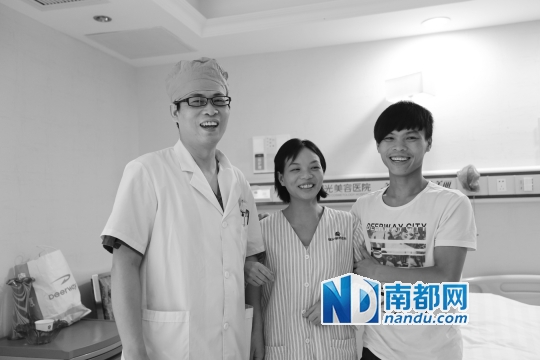 即将出院的小琳和男友小罗幸福地拉着蒋晟医生，期待出院后开始新的生活。