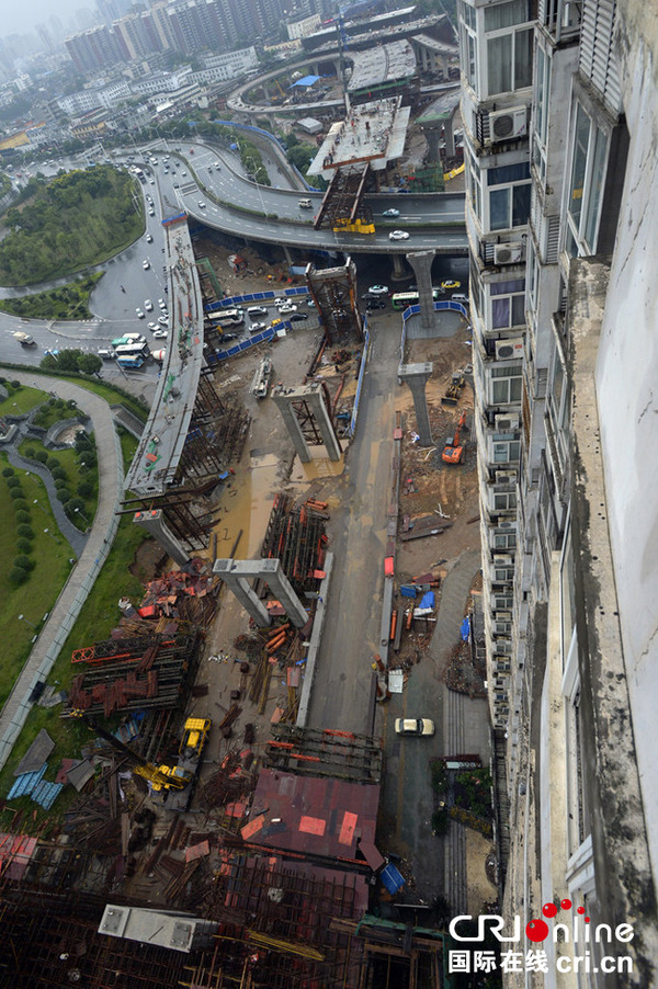 2014年9月2日,武汉二环线武昌段接线高架桥紧挨着居民楼。图片来源:RICK/CFP