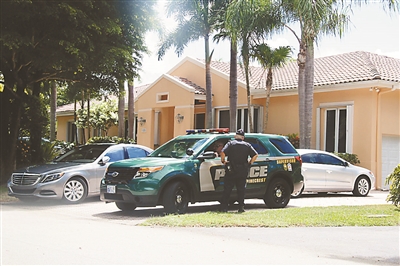 9月2日,美国,朋友或是家人纷纷前往遭斩首的美国记者史蒂文·索特洛夫的住宅图片/IC