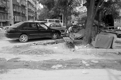 道路破损泥泞居民出行难|小区|物业管理