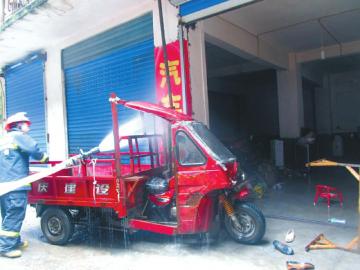 三轮车超载下滑再撞车 挂断居民巷天然气管道