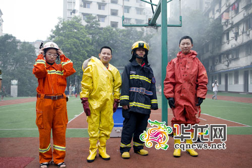 学生穿消防服展示 南岸茶园新区消防支队供图 华龙网发