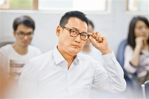 孔垂长。