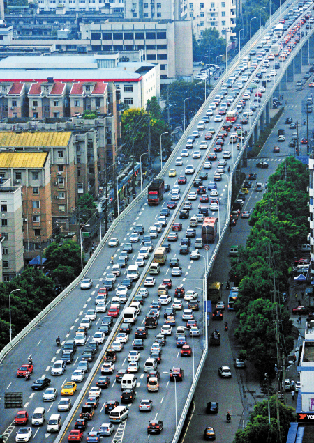 昨晚7时,东二环线往星沙收费站高架桥段,出城车辆排成近3公里长龙。 邹麟 摄