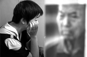 ▶9月7日,长沙开福区新河派出所,程海燕看过本报刊登的父亲寻找自己的报道后沉默不语。 图/实习生陈明谋记者蒋丽梅