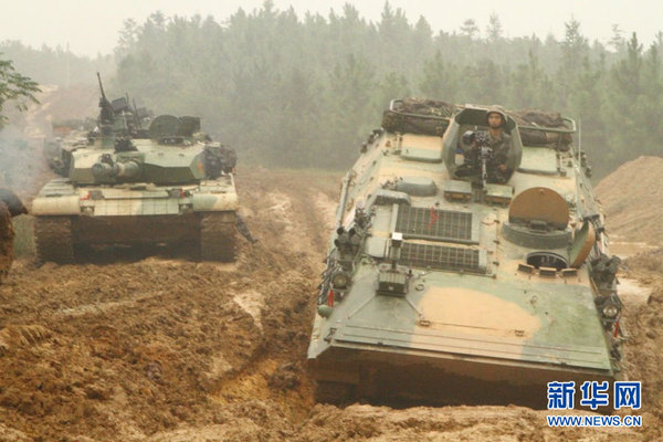 过泥潭。郭晖摄