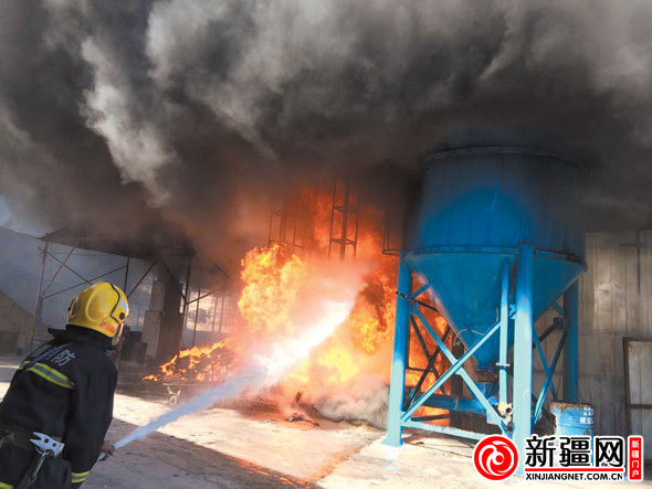 消防人员在现场扑救