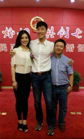 刘翔和葛天登记。