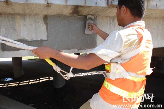 青银高速南宫养护工区为桥梁构建病害贴膜|工