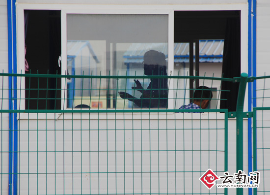 老师在板房里上课。云南网实习记者李星佺摄