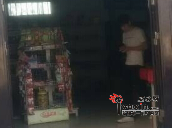 位于乌鲁木齐红光雅居小区内的社区蔬菜店没有销售蔬菜，而是在卖百货。