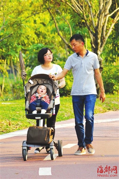 一家三口欣赏绶溪公园绿道美景