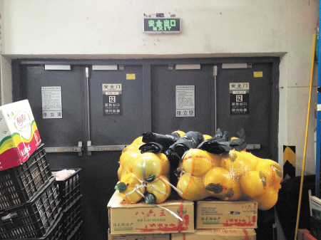 　　记者昨日在大润发超市天心店看到，该超市一处安全门被货物堵死。 　　刘军 摄