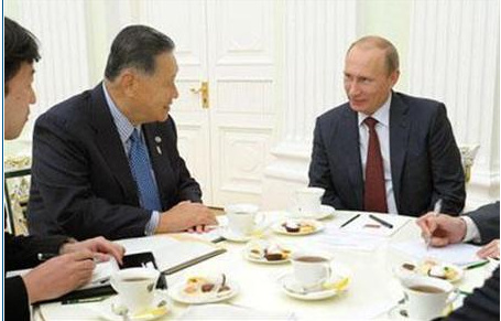 日本前首相森喜朗（左）与俄总统普京（右）举行会谈。