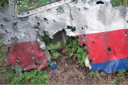 图为荷兰安全委员会公布的MH17坠毁调查报告中公布的机身上的小洞。