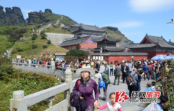 (中秋节，梵净山景区游客众多。)