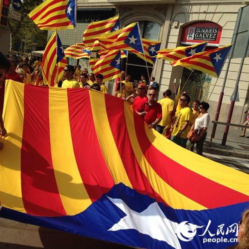 9月11日，巴塞罗那，游行者举着加泰罗尼亚区旗，呼吁公投。小樽摄