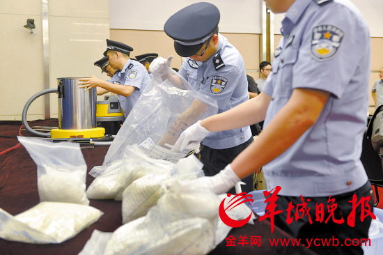 警方缴获枪支、毒品等一批 羊城晚报记者 黄巍俊 摄