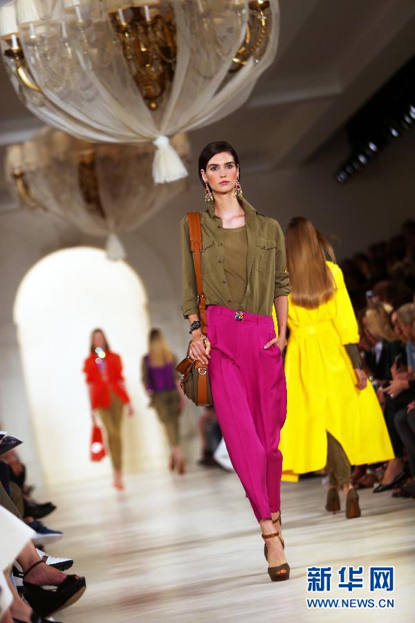 　　9月11日，在美国纽约，模特展示拉夫·劳伦品牌时装。新华社记者 秦朗 摄