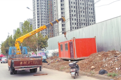 吊车触碰高压线致地面一人死亡|吊车|板房