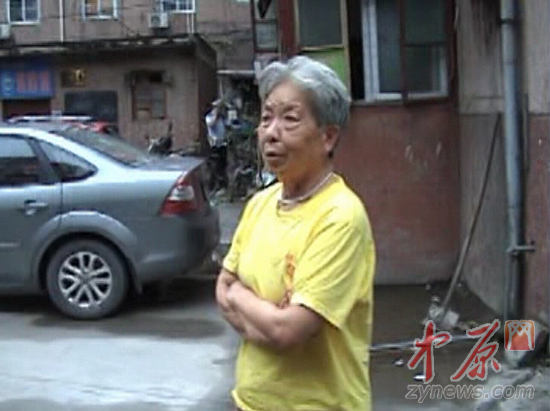 小区居民称,喝完酒后,该女孩开始哭闹,并自残