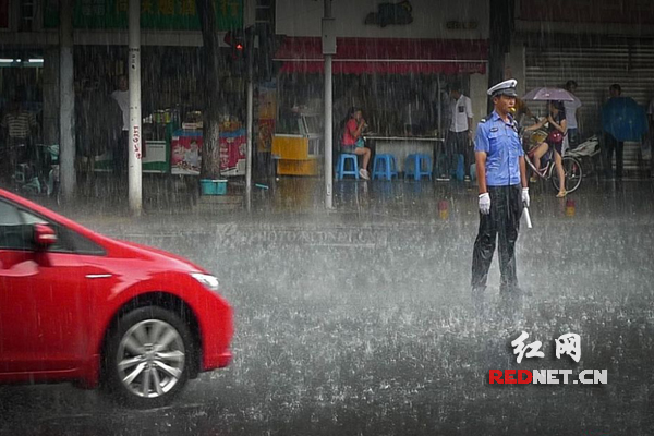 (何建雨中执勤制服湿透)