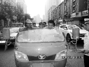 无证驾驶农用车且违规载人 驾驶员被处拘留10