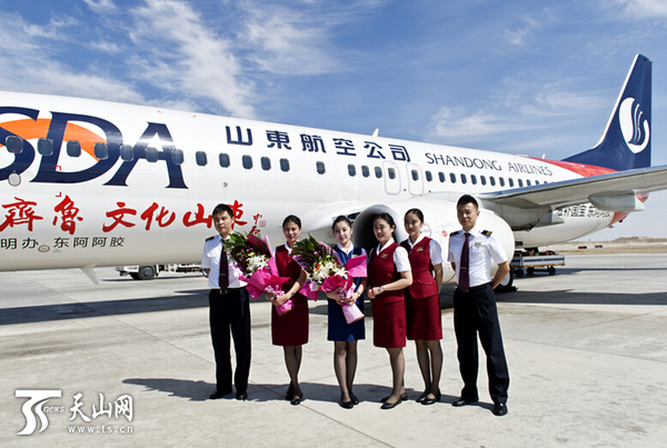 首航仪式上机组人员合影