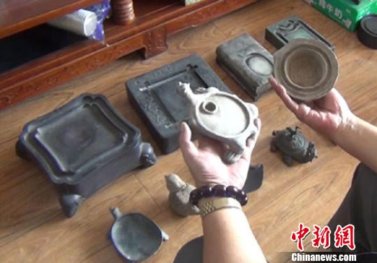 常兆雪展示部分陶制砚藏品。　王帅　摄