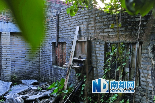 3 .马尾坑村，废弃的民房内散落破旧的家具。