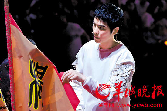 　　萧敬腾对这几杆旗很感兴趣