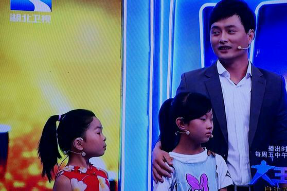 云飞录制湖北卫视《大王小王》被誉好老师(图