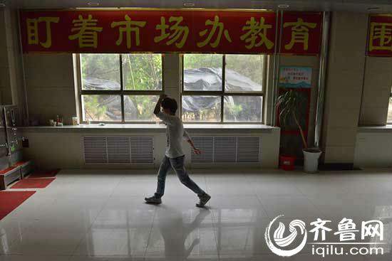 山东蓝翔“盯着市场办教育，围绕就业抓质量”，把学生的高工资体面就业作为检验教学质量的唯一标准。