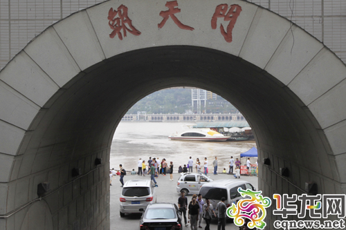 今（15）日，洪峰安全通过朝天门，游客一如既往在江边游览参观。 首席记者 李靖 摄