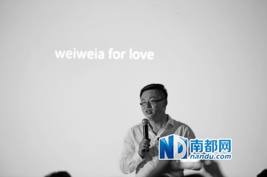 讲座现场的歪猫，比9年前肥了40斤。展览主办方供图