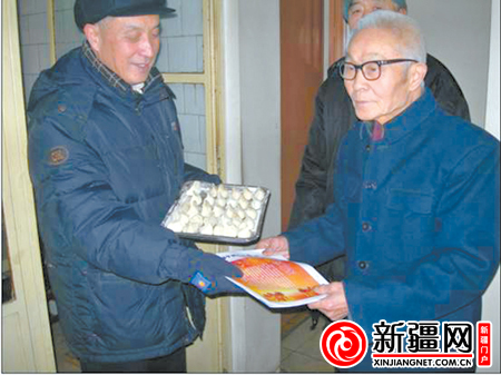 闫海升(左)给居民送饺子