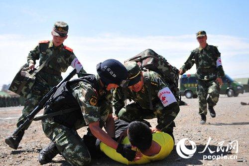 图为边防官兵正在进行战伤救护