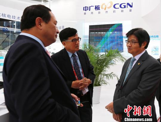 图为泰国嘉宾在中广核展厅了解中国核电相关情况。　黄穗芳　摄