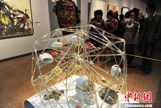 画展上，由特殊材料制成的作品吸引了很多观众驻足观看。 翟羽佳 摄
