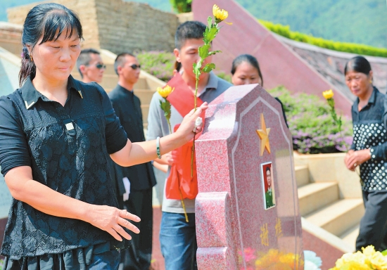 谢樵的母亲(左一)送儿子最后一程